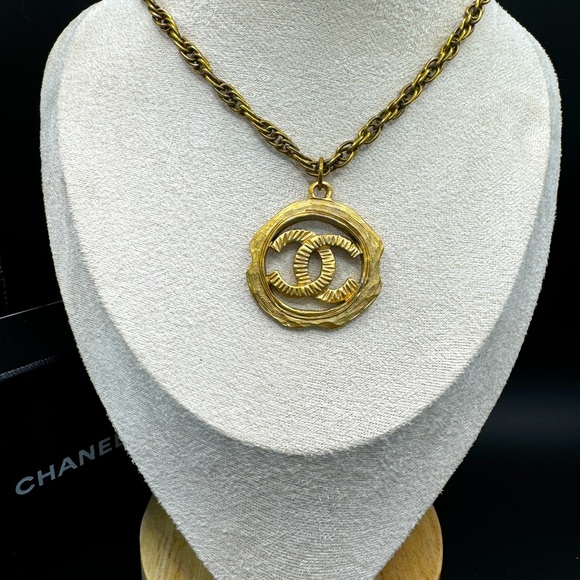 LOT 1544 24K gold plated CHANEL vintage necklace